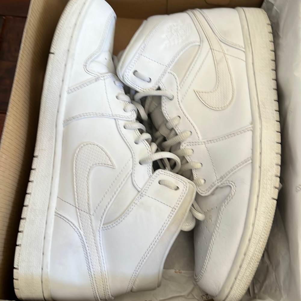 Air Jordan 1 mid, Men’s US 10.5, Gently worn couple of times.